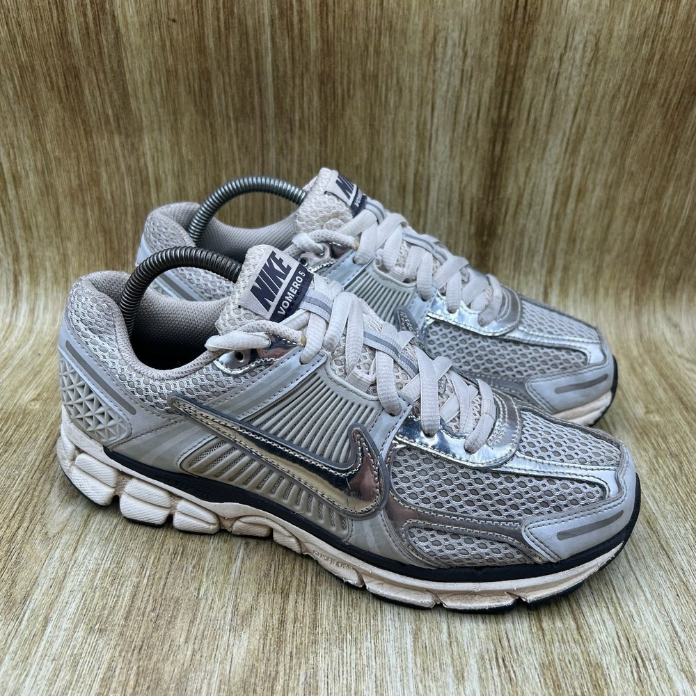 Nike Zoom Vomero 5 Women's Size 9.5 Silver Photon Dust Metallic FD0884-025